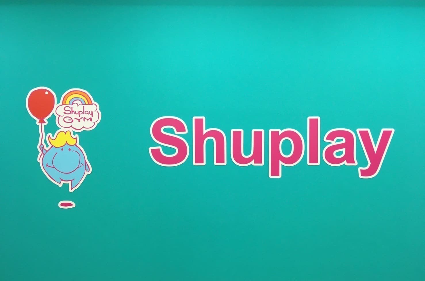 Shuplay Gymのロゴが掲示された壁面イメージ